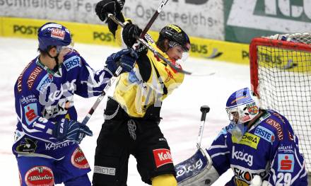 EBEL. Eishockey Bundesliga. EC Rekord Fenster VSV gegen UPC Vienna Capitals.  Stefan Bacher, Bernhard Starkbaum, (VSV), Taylor Holst  (Caps). Villach, am 21.10.2011.
Foto: Kuess 


---
pressefotos, pressefotografie, kuess, qs, qspictures, sport, bild, bilder, bilddatenbank