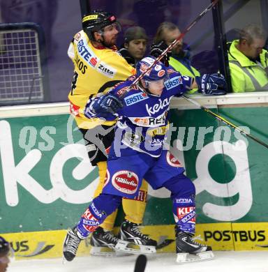 EBEL. Eishockey Bundesliga. EC Rekord Fenster VSV gegen UPC Vienna Capitals. Nico Toff,  (VSV), Philippe Lakos (Caps). Villach, am 21.10.2011.
Foto: Kuess 


---
pressefotos, pressefotografie, kuess, qs, qspictures, sport, bild, bilder, bilddatenbank