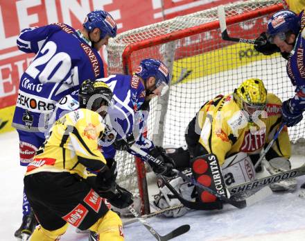 EBEL. Eishockey Bundesliga. EC Rekord Fenster VSV gegen UPC Vienna Capitals. Mike Craig, Markus Peintner, Roland Kaspitz, (VSV), Sebastian Stefaniszin  (Caps). Villach, am 21.10.2011.
Foto: Kuess 


---
pressefotos, pressefotografie, kuess, qs, qspictures, sport, bild, bilder, bilddatenbank