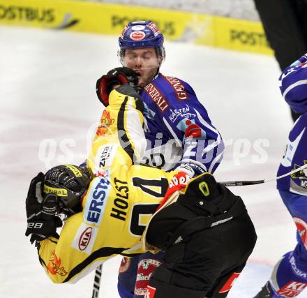 EBEL. Eishockey Bundesliga. EC Rekord Fenster VSV gegen UPC Vienna Capitals. Kevin Mitchell,  (VSV), Taylor Holst  (Caps). Villach, am 21.10.2011.
Foto: Kuess 


---
pressefotos, pressefotografie, kuess, qs, qspictures, sport, bild, bilder, bilddatenbank