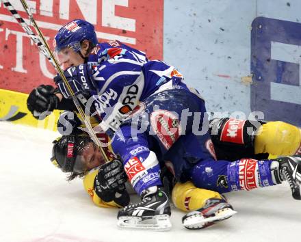 EBEL. Eishockey Bundesliga. EC Rekord Fenster VSV gegen UPC Vienna Capitals. Andreas Wiedergut, (VSV),  Taylor Holst  (Caps). Villach, am 21.10.2011.
Foto: Kuess 


---
pressefotos, pressefotografie, kuess, qs, qspictures, sport, bild, bilder, bilddatenbank