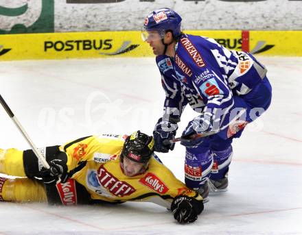 EBEL. Eishockey Bundesliga. EC Rekord Fenster VSV gegen UPC Vienna Capitals. Greg Kuznik,  (VSV), Christian Dolezal (Caps). Villach, am 21.10.2011.
Foto: Kuess 


---
pressefotos, pressefotografie, kuess, qs, qspictures, sport, bild, bilder, bilddatenbank
