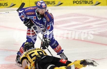 EBEL. Eishockey Bundesliga. EC Rekord Fenster VSV gegen UPC Vienna Capitals. Markus Peintner,  (VSV), Filip Gunnarsson (Caps). Villach, am 21.10.2011.
Foto: Kuess 


---
pressefotos, pressefotografie, kuess, qs, qspictures, sport, bild, bilder, bilddatenbank