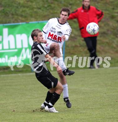 Fussball. Kaerntner Liga. Feldkirchen gegen ATUS Ferlach. David Hebenstreit (Feldkirchen), Martin Trattnig (Ferlach). Feldkirchen, am 22.10.2011.
Foto: Kuess 
---
pressefotos, pressefotografie, kuess, qs, qspictures, sport, bild, bilder, bilddatenbank