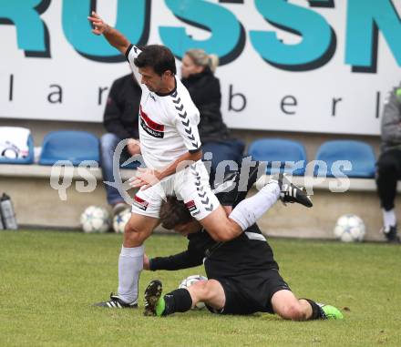 Fussball. Kaerntner Liga. Feldkirchen gegen ATUS Ferlach. Auron Miloti (Feldkirchen), Markus Dixer (Ferlach). Feldkirchen, am 22.10.2011.
Foto: Kuess 
---
pressefotos, pressefotografie, kuess, qs, qspictures, sport, bild, bilder, bilddatenbank