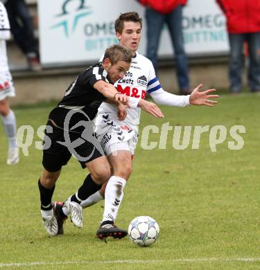 Fussball. Kaerntner Liga. Feldkirchen gegen ATUS Ferlach. Mathias Regal (Feldkirchen), Martin Trattnig (Ferlach). Feldkirchen, am 22.10.2011.
Foto: Kuess 
---
pressefotos, pressefotografie, kuess, qs, qspictures, sport, bild, bilder, bilddatenbank