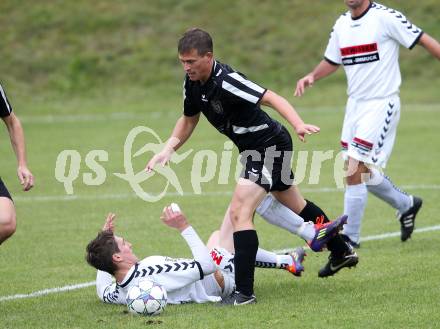 Fussball. Kaerntner Liga. Feldkirchen gegen ATUS Ferlach. Thomas Sick (Feldkirchen), Thomas Waldhauser (Ferlach). Feldkirchen, am 22.10.2011.
Foto: Kuess 
---
pressefotos, pressefotografie, kuess, qs, qspictures, sport, bild, bilder, bilddatenbank