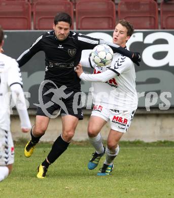 Fussball. Kaerntner Liga. Feldkirchen gegen ATUS Ferlach. Marco Huber (Feldkirchen), Blaz Puc (Ferlach). Feldkirchen, am 22.10.2011.
Foto: Kuess 
---
pressefotos, pressefotografie, kuess, qs, qspictures, sport, bild, bilder, bilddatenbank