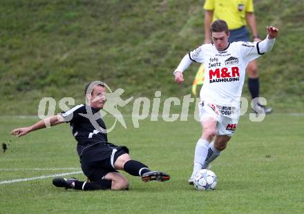 Fussball. Kaerntner Liga. Feldkirchen gegen ATUS Ferlach. Daniel Wernig (Feldkirchen), Alexander Krainer (Ferlach). Feldkirchen, am 22.10.2011.
Foto: Kuess 
---
pressefotos, pressefotografie, kuess, qs, qspictures, sport, bild, bilder, bilddatenbank