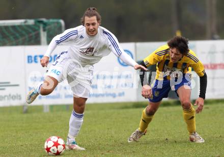 Fussball Unterliga Ost. Liebenfels gegen Friesach.  Philipp Pistotnig (Liebenfels), Matthias Lipp (Friesach). Liebenfels, am 23.10.2011.
Foto: Kuess
---
pressefotos, pressefotografie, kuess, qs, qspictures, sport, bild, bilder, bilddatenbank