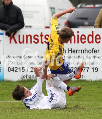 Fussball Unterliga Ost. Liebenfels gegen Friesach.  Michael Rauter (Liebenfels), Werner Buchhaeusl (Friesach). Liebenfels, am 23.10.2011.
Foto: Kuess
---
pressefotos, pressefotografie, kuess, qs, qspictures, sport, bild, bilder, bilddatenbank