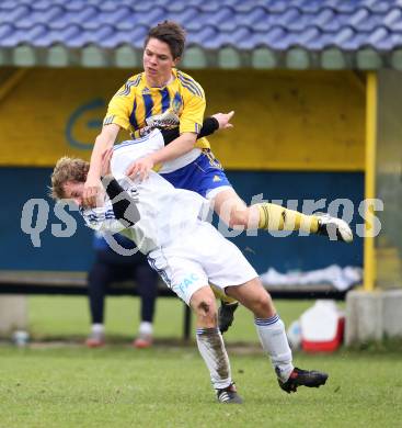 Fussball Unterliga Ost. Liebenfels gegen Friesach.  Daniel Strutzmann (Liebenfels), Martin Hornbogner (Friesach). Liebenfels, am 23.10.2011.
Foto: Kuess
---
pressefotos, pressefotografie, kuess, qs, qspictures, sport, bild, bilder, bilddatenbank