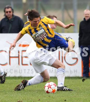 Fussball Unterliga Ost. Liebenfels gegen Friesach.  Daniel Strutzmann (Liebenfels), Thomas Michael Ebner (Friesach). Liebenfels, am 23.10.2011.
Foto: Kuess
---
pressefotos, pressefotografie, kuess, qs, qspictures, sport, bild, bilder, bilddatenbank