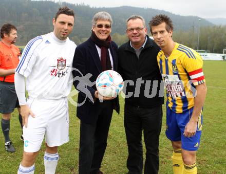 Fussball Unterliga Ost. Liebenfels gegen Friesach.  Marco Winkler (Friesach), LHStv.  Peter Kaiser, Hannes Klemen (Liebenfels). Liebenfels, am 23.10.2011.
Foto: Kuess
---
pressefotos, pressefotografie, kuess, qs, qspictures, sport, bild, bilder, bilddatenbank