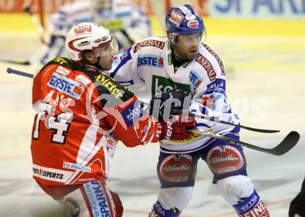 EBEL. Eishockey Bundesliga. KAC gegen VSV. Dieter Kalt, (KAC), Derek Damon (VSV). Klagenfurt, am 25.10.2011.
Foto: Kuess

---
pressefotos, pressefotografie, kuess, qs, qspictures, sport, bild, bilder, bilddatenbank