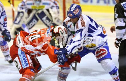 EBEL. Eishockey Bundesliga. KAC gegen VSV. Dieter Kalt,  (KAC), Mike Craig (VSV). Klagenfurt, am 25.10.2011.
Foto: Kuess

---
pressefotos, pressefotografie, kuess, qs, qspictures, sport, bild, bilder, bilddatenbank