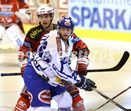 EBEL. Eishockey Bundesliga. KAC gegen VSV. Raphael Herburger, (KAC), Christof Martinz (VSV). Klagenfurt, am 25.10.2011.
Foto: Kuess

---
pressefotos, pressefotografie, kuess, qs, qspictures, sport, bild, bilder, bilddatenbank