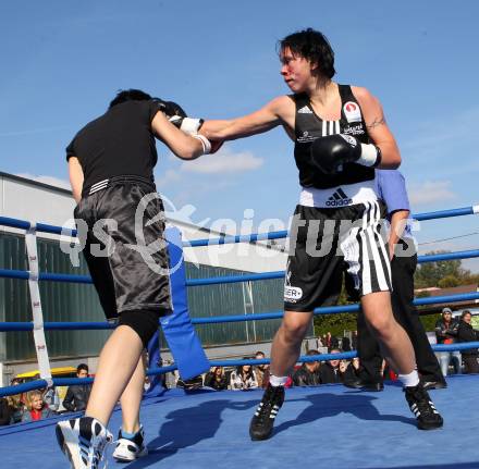 Boxen. Profiwettkaempfe. Ines Eichwalder (schwarze Handschuhe), Manuela Zulg (rote Handschuhe). Klagenfurt, am 16.10.2011.
Foto: Kuess
---
pressefotos, pressefotografie, kuess, qs, qspictures, sport, bild, bilder, bilddatenbank