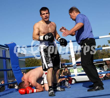 Boxen. Profiwettkampf. Dejan Milicevic (schwarze Handschuhe) gegen Ivan Vladimir (rote Handschuhe). Klagenfurt, am 16.10.2011.
Foto: Kuess
---
pressefotos, pressefotografie, kuess, qs, qspictures, sport, bild, bilder, bilddatenbank