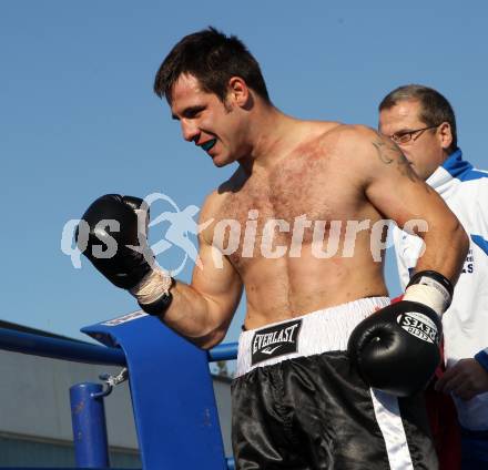 Boxen. Profiwettkampf. Dejan Milicevic. Klagenfurt, am 16.10.2011.
Foto: Kuess
---
pressefotos, pressefotografie, kuess, qs, qspictures, sport, bild, bilder, bilddatenbank