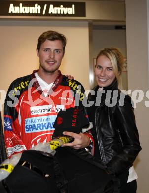 EBEL. Eishockey Bundesliga.  Jordan Morrison (KAC) mit Freundin Melissa. Klagenfurt, am 27.10.2011.
Foto: Kuess
---
pressefotos, pressefotografie, kuess, qs, qspictures, sport, bild, bilder, bilddatenbank