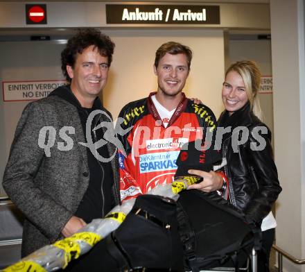 EBEL. Eishockey Bundesliga. Klaus Resei,  Jordan Morrison (KAC) mit Freundin Melissa. Klagenfurt, am 27.10.2011.
Foto: Kuess
---
pressefotos, pressefotografie, kuess, qs, qspictures, sport, bild, bilder, bilddatenbank