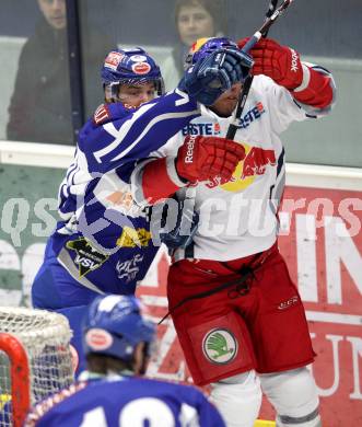 EBEL. Eishockey Bundesliga. EC Rekord Fenster VSV gegen EC Red Bull Salzburg. Stefan Bacher,   (VSV), Robert Earl (Salzburg). Villach, am 28.10.2011.
Foto: Kuess 


---
pressefotos, pressefotografie, kuess, qs, qspictures, sport, bild, bilder, bilddatenbank