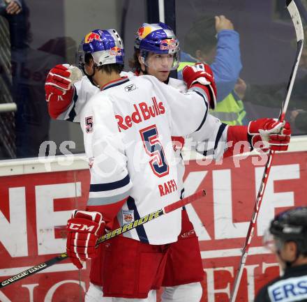 EBEL. Eishockey Bundesliga. EC Rekord Fenster VSV gegen EC Red Bull Salzburg.  Torjubel Douglas Lynch, Thomas Raffl (Salzburg). Villach, am 28.10.2011.
Foto: Kuess 


---
pressefotos, pressefotografie, kuess, qs, qspictures, sport, bild, bilder, bilddatenbank