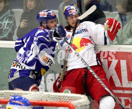 EBEL. Eishockey Bundesliga. EC Rekord Fenster VSV gegen EC Red Bull Salzburg. Kevin Mitchell, (VSV), Thomas Raffl (Salzburg). Villach, am 28.10.2011.
Foto: Kuess 


---
pressefotos, pressefotografie, kuess, qs, qspictures, sport, bild, bilder, bilddatenbank