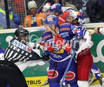 EBEL. Eishockey Bundesliga. EC Rekord Fenster VSV gegen EC Red Bull Salzburg. Schlaegerei, Rauferei. Shayne Toporowski, (VSV), Robert Earl  (Salzburg). Villach, am 28.10.2011.
Foto: Kuess 


---
pressefotos, pressefotografie, kuess, qs, qspictures, sport, bild, bilder, bilddatenbank