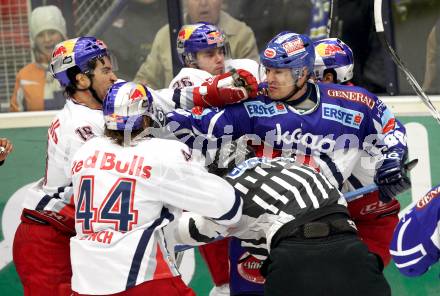 EBEL. Eishockey Bundesliga. EC Rekord Fenster VSV gegen EC Red Bull Salzburg.   Schlaegerei, Rauferei. Shayne Toporowski, (VSV), Robert Earl  (Salzburg)). Villach, am 28.10.2011.
Foto: Kuess 


---
pressefotos, pressefotografie, kuess, qs, qspictures, sport, bild, bilder, bilddatenbank