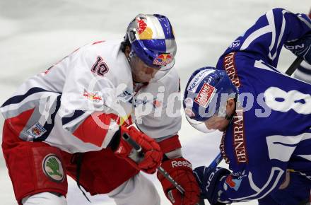 EBEL. Eishockey Bundesliga. EC Rekord Fenster VSV gegen EC Red Bull Salzburg. Roland Kaspitz,  (VSV), Robert Earl (Salzburg). Villach, am 28.10.2011.
Foto: Kuess 


---
pressefotos, pressefotografie, kuess, qs, qspictures, sport, bild, bilder, bilddatenbank