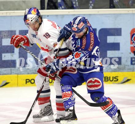 EBEL. Eishockey Bundesliga. EC Rekord Fenster VSV gegen EC Red Bull Salzburg. Nicolas Petrik,  (VSV), Ramzi Abid (Salzburg). Villach, am 28.10.2011.
Foto: Kuess 


---
pressefotos, pressefotografie, kuess, qs, qspictures, sport, bild, bilder, bilddatenbank