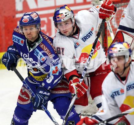 EBEL. Eishockey Bundesliga. EC Rekord Fenster VSV gegen EC Red Bull Salzburg. Roland Kaspitz,  (VSV), Ryan Kavanagh (Salzburg). Villach, am 28.10.2011.
Foto: Kuess 


---
pressefotos, pressefotografie, kuess, qs, qspictures, sport, bild, bilder, bilddatenbank