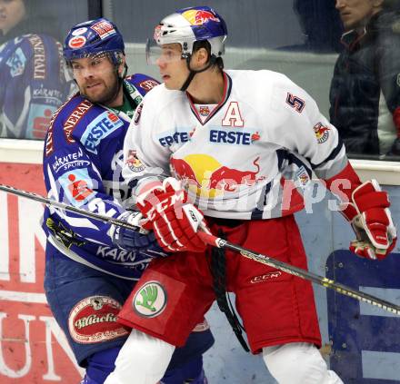 EBEL. Eishockey Bundesliga. EC Rekord Fenster VSV gegen EC Red Bull Salzburg. Kevin Mitchell,  (VSV), Thomas Raffl (Salzburg). Villach, am 28.10.2011.
Foto: Kuess 


---
pressefotos, pressefotografie, kuess, qs, qspictures, sport, bild, bilder, bilddatenbank