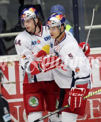 EBEL. Eishockey Bundesliga. EC Rekord Fenster VSV gegen EC Red Bull Salzburg.  Torjubel Douglas Lynch, Thomas Raffl (Salzburg). Villach, am 28.10.2011.
Foto: Kuess 


---
pressefotos, pressefotografie, kuess, qs, qspictures, sport, bild, bilder, bilddatenbank