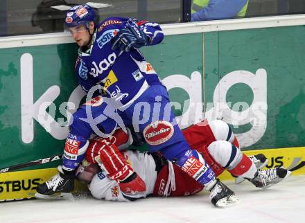 EBEL. Eishockey Bundesliga. EC Rekord Fenster VSV gegen EC Red Bull Salzburg. Michael Koefeler,  (VSV), Ryan Kavanagh (Salzburg). Villach, am 28.10.2011.
Foto: Kuess 


---
pressefotos, pressefotografie, kuess, qs, qspictures, sport, bild, bilder, bilddatenbank