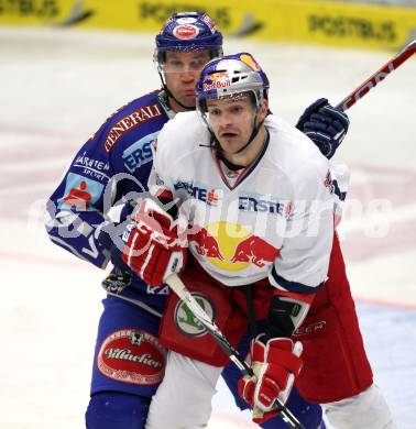 EBEL. Eishockey Bundesliga. EC Rekord Fenster VSV gegen EC Red Bull Salzburg. Greg Kuznik,  (VSV), Manuel Latusa (Salzburg). Villach, am 28.10.2011.
Foto: Kuess 


---
pressefotos, pressefotografie, kuess, qs, qspictures, sport, bild, bilder, bilddatenbank