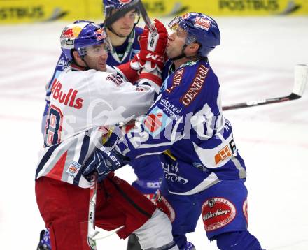 EBEL. Eishockey Bundesliga. EC Rekord Fenster VSV gegen EC Red Bull Salzburg. Greg Kuznik, (VSV), Daniel Bois (Salzburg). Villach, am 28.10.2011.
Foto: Kuess 


---
pressefotos, pressefotografie, kuess, qs, qspictures, sport, bild, bilder, bilddatenbank