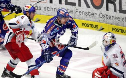 EBEL. Eishockey Bundesliga. EC Rekord Fenster VSV gegen EC Red Bull Salzburg. Shayne Toporowski, (VSV), Alexander Pallestrang, Thomas Hoeneckl  (Salzburg). Villach, am 28.10.2011.
Foto: Kuess 


---
pressefotos, pressefotografie, kuess, qs, qspictures, sport, bild, bilder, bilddatenbank