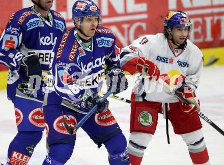 EBEL. Eishockey Bundesliga. EC Rekord Fenster VSV gegen EC Red Bull Salzburg. Shayne Toporowski,  (VSV), Dominque Heinrich  (Salzburg). Villach, am 28.10.2011.
Foto: Kuess 


---
pressefotos, pressefotografie, kuess, qs, qspictures, sport, bild, bilder, bilddatenbank