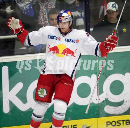 EBEL. Eishockey Bundesliga. EC Rekord Fenster VSV gegen EC Red Bull Salzburg.  Torjubel Douglas Lynch (Salzburg). Villach, am 28.10.2011.
Foto: Kuess 


---
pressefotos, pressefotografie, kuess, qs, qspictures, sport, bild, bilder, bilddatenbank