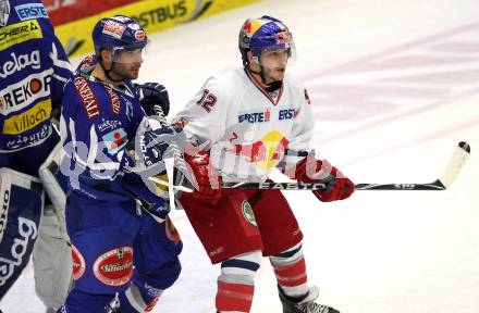 EBEL. Eishockey Bundesliga. EC Rekord Fenster VSV gegen EC Red Bull Salzburg.  Pierre Luc Sleigher, (VSV), Daniel Erlich (Salzburg). Villach, am 28.10.2011.
Foto: Kuess 


---
pressefotos, pressefotografie, kuess, qs, qspictures, sport, bild, bilder, bilddatenbank