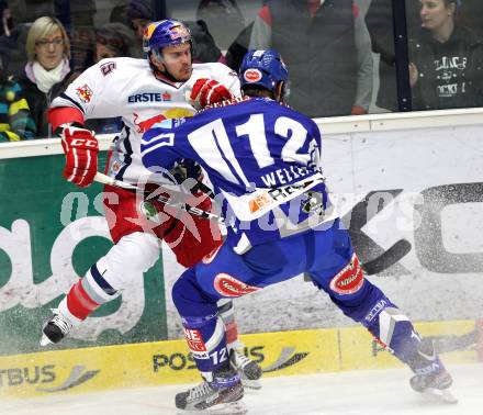 EBEL. Eishockey Bundesliga. EC Rekord Fenster VSV gegen EC Red Bull Salzburg. Craig Weller, (VSV), Manuel Latusa  (Salzburg). Villach, am 28.10.2011.
Foto: Kuess 


---
pressefotos, pressefotografie, kuess, qs, qspictures, sport, bild, bilder, bilddatenbank