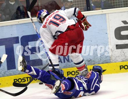 EBEL. Eishockey Bundesliga. EC Rekord Fenster VSV gegen EC Red Bull Salzburg. Roland Kaspitz,   (VSV), Ramzi Abid (Salzburg). Villach, am 28.10.2011.
Foto: Kuess 


---
pressefotos, pressefotografie, kuess, qs, qspictures, sport, bild, bilder, bilddatenbank