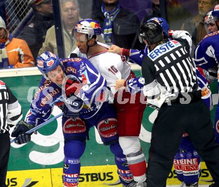 EBEL. Eishockey Bundesliga. EC Rekord Fenster VSV gegen EC Red Bull Salzburg.  Schlaegerei, Rauferei. Shayne Toporowski, (VSV), Robert Earl  (Salzburg). Villach, am 28.10.2011.
Foto: Kuess 


---
pressefotos, pressefotografie, kuess, qs, qspictures, sport, bild, bilder, bilddatenbank