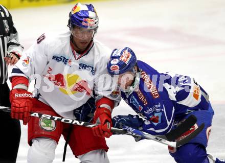 EBEL. Eishockey Bundesliga. EC Rekord Fenster VSV gegen EC Red Bull Salzburg. Roland Kaspitz, (VSV), Robert Earl  (Salzburg). Villach, am 28.10.2011.
Foto: Kuess 


---
pressefotos, pressefotografie, kuess, qs, qspictures, sport, bild, bilder, bilddatenbank