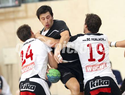 Handball Bundesliga. SC Ferlach gegen HCK 59. Daniel Plesej, Primoz Drozina  (Ferlach), Josip Pecina (HCK). Ferlach, 29.10.2011.
Foto: Kuess
---
pressefotos, pressefotografie, kuess, qs, qspictures, sport, bild, bilder, bilddatenbank