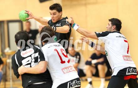 Handball Bundesliga. SC Ferlach gegen HCK 59.  Primoz Drozina, Christian Koschu (Ferlach), Markus Goeschl (HCK). Ferlach, 29.10.2011.
Foto: Kuess
---
pressefotos, pressefotografie, kuess, qs, qspictures, sport, bild, bilder, bilddatenbank