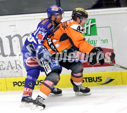 EBEL. Eishockey Bundesliga. EC Rekord Fenster VSV gegen Moser Medical Graz 99ers. Roland Kaspitz,  (VSV), Oliver Latendresse (Graz). Villach, am 1.11.2011.
Foto: Kuess 


---
pressefotos, pressefotografie, kuess, qs, qspictures, sport, bild, bilder, bilddatenbank